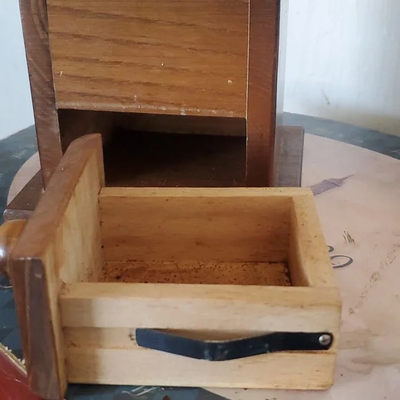 Vintage hand crank coffee grinder/mill - Picture 3 of 8